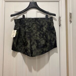 Athletic Works Women's ButterCore Performance Gym Shorts,Size 12-14
Camo & black